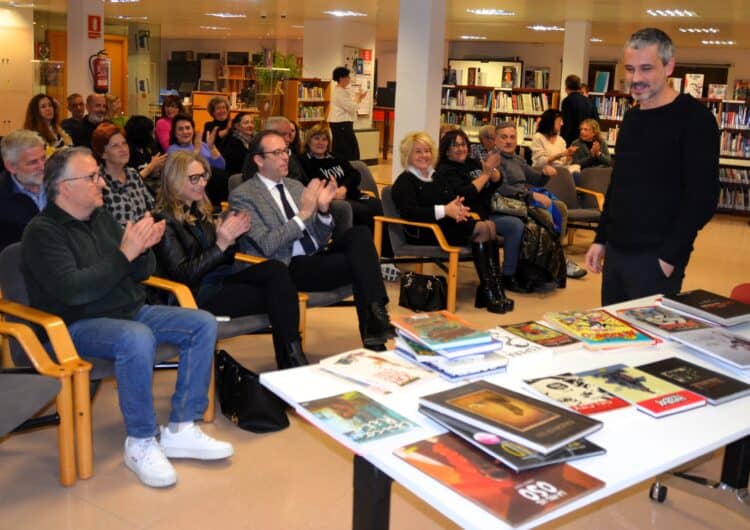 La biblioteca dona el tret de sortida al cicle ‘Lletres i vins’ perdent la por als còmics amb Josep Salvia