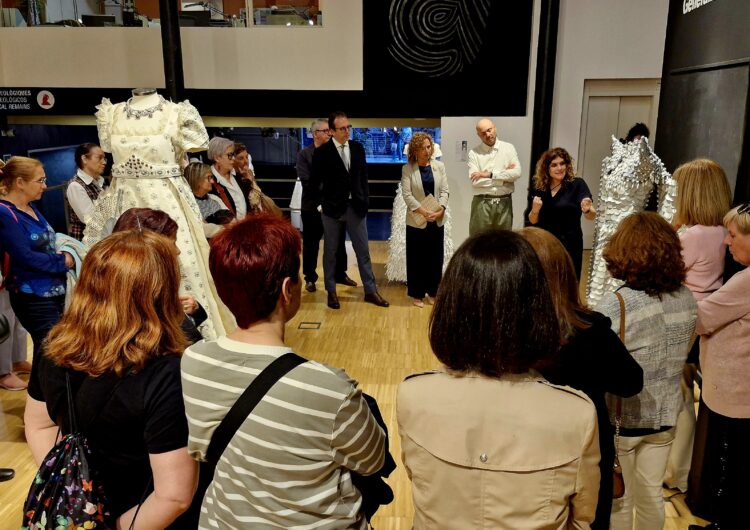 Els vestits de paper es reivindiquen com a art amb una exposició al Centre d’Artesania Catalunya a Barcelona