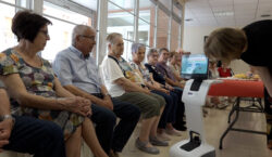 Vila-sana incorpora un robot teleassistència per dinamitzar la Llar de Jubilats