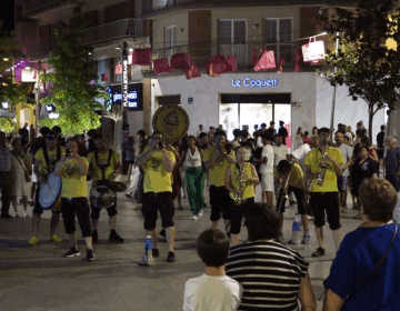 Nit de compres, festa i fúcsia: Mollerussa celebra una nova edició de l’Open Night