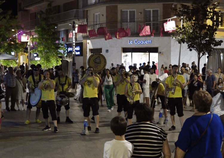 Nit de compres, festa i fúcsia: Mollerussa celebra una nova edició de l’Open Night