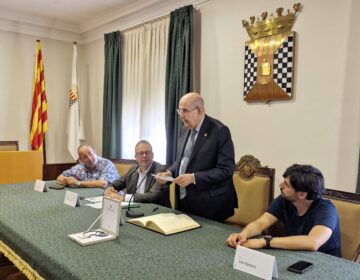 L’Ajuntament ret homenatge a l’òptic optometrista Manuel Roure Arnaldo, distingit amb la Creu Sant Jordi