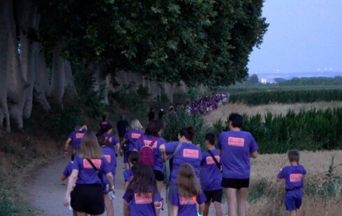 Pop de 600 persones caminen a la llum de la lluna