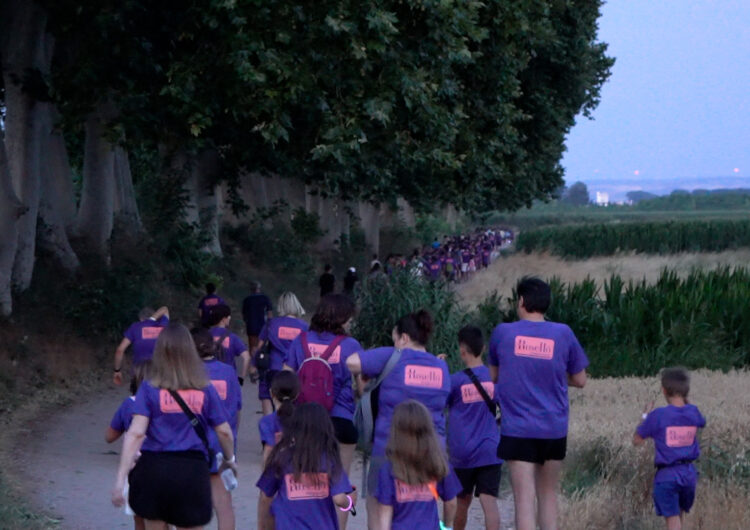 Pop de 600 persones caminen a la llum de la lluna