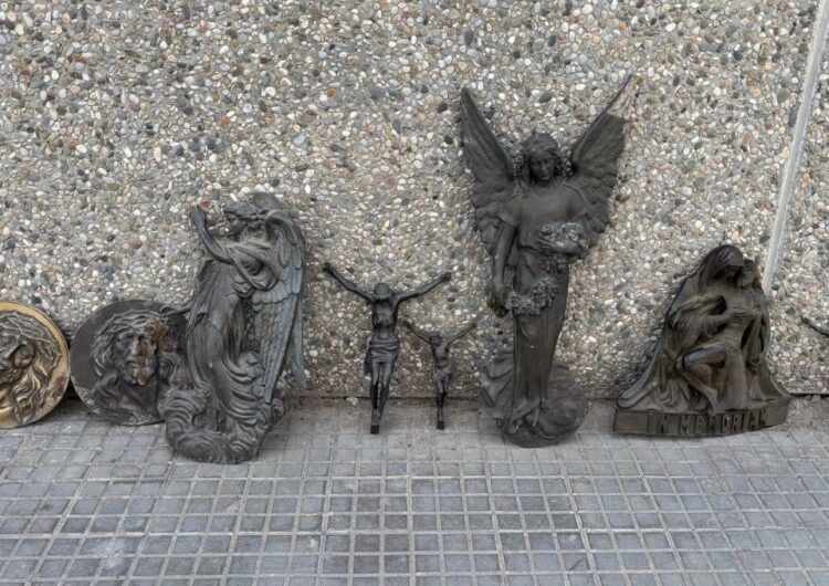 Detenen una dona i busquen la seva parella pel furt de peces de bronze del cementiri del Palau d’Anglesola