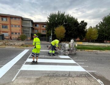 L’Ajuntament repinta una trentena de passos de vianants dels entorns escolars per millorar la seguretat